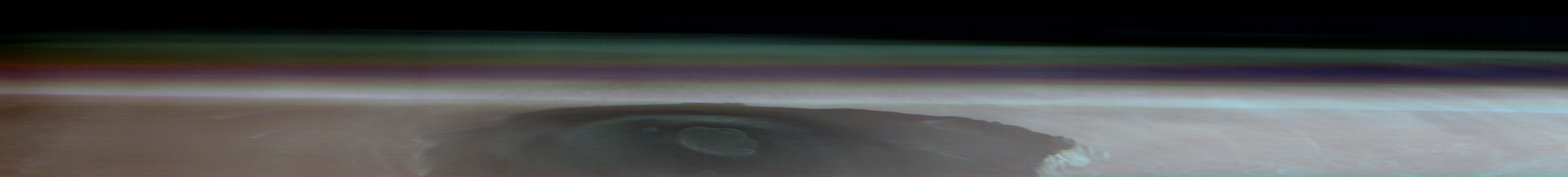 NASA-ina sonda Mars Odyssey snimila je ovu jedinstvenu fotografiju Olympus Monsa, najvišeg vulkana u Sunčevom sustavu, 11. ožujka 2024. godine. Osim što pruža neviđen pogled na vulkan, slika pomaže znanstvenicima u proučavanju različitih slojeva materijala u atmosferi, uključujući oblake i prašinu. Autorstvo: NASA/JPL-Caltech/ASU.