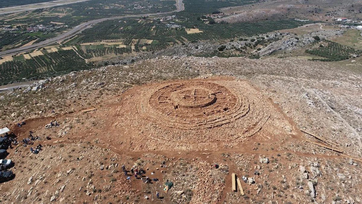 Pogled iz ptičje perspektive na 4.000 godina staru strukturu nedavno otkrivenu na vrhu brda u Kastelliju, Grčka. (Izvor slike: Ministarstvo kulture).