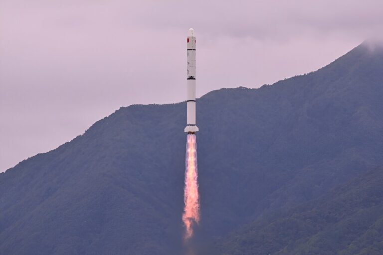 Raketa Long March 2. Zasluge: CNSA.