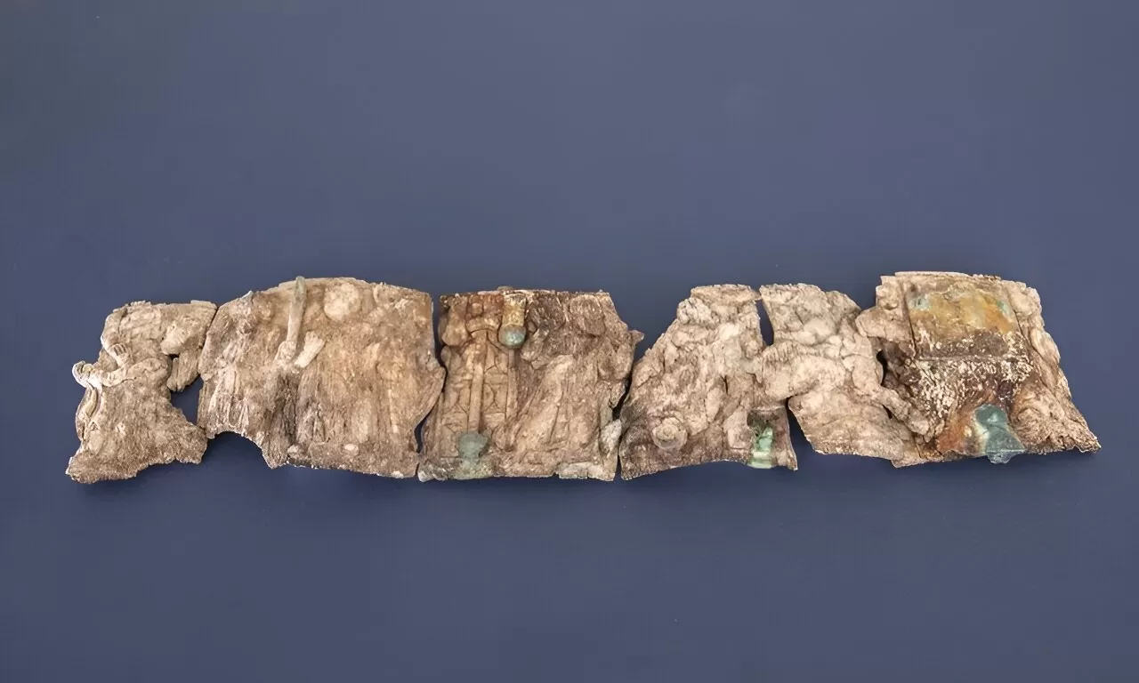 Pojedinačni fragmenti bjelokosnog pyxa pronađeni u mramornom relikvijaru prikazani su kao panorama. Zasluge: Sveučilište u Innsbrucku.