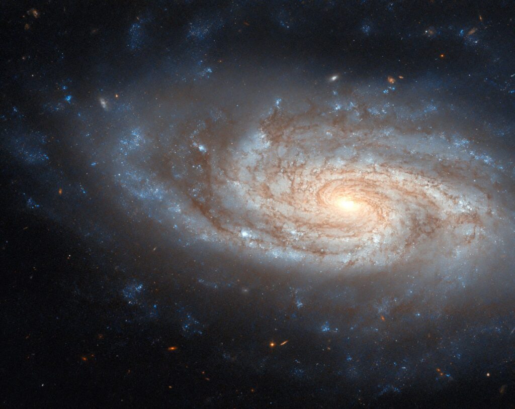 Ova slika spiralne galaksije NGC 3430 snimljena je Svemirskim teleskopom Hubble, projektom NASA-e i ESA-e. Zasluge: ESA/Hubble & NASA, C. Kilpatrick