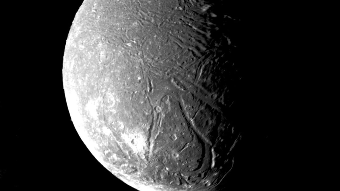 Mozaik slike mjeseca Urana, Ariel, snimljen uskokutnom kamerom na letjelici Voyager 2 24. siječnja 1986. godine. Ova slika prikazuje detalje Arielove površine, uključujući krateri i druge geološke formacije. Zasluge: NASA/Jet Propulsion Laboratory. Izvor: NASA Photojournal.