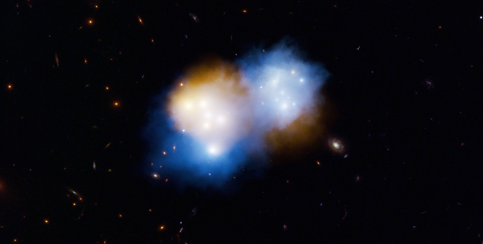 Tamna tvar pretiče normalnu tvar u koliziji mega galaktičkog skupa. Zaslughe: Caltech.