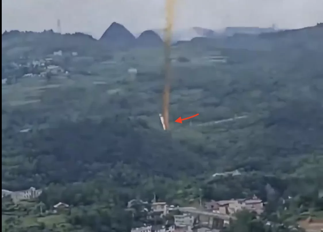 Dijelovi kineske rakete pali na selo šireći otrovne kemikalije. Zasluge: Byron Wan/X.