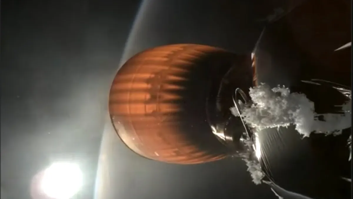 Ovaj snimak zaslona iz prijenosa uživo lansiranja satelita Starlink 11. srpnja prikazuje nakupljanje leda od tekućeg kisika na drugoj fazi rakete Falcon 9. (Izvor: SpaceX).