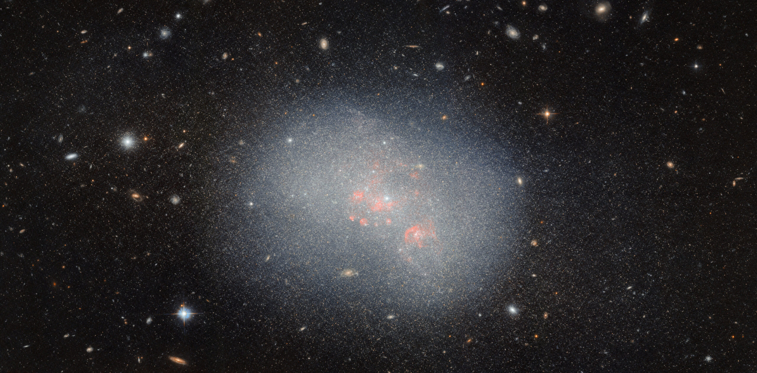 Ova slika Svemirskog teleskopa Hubble, projekta NASA-e i ESA-e, prikazuje patuljastu nepravilnu galaksiju NGC 5238. ESA/Hubble & NASA, F. Annibali.