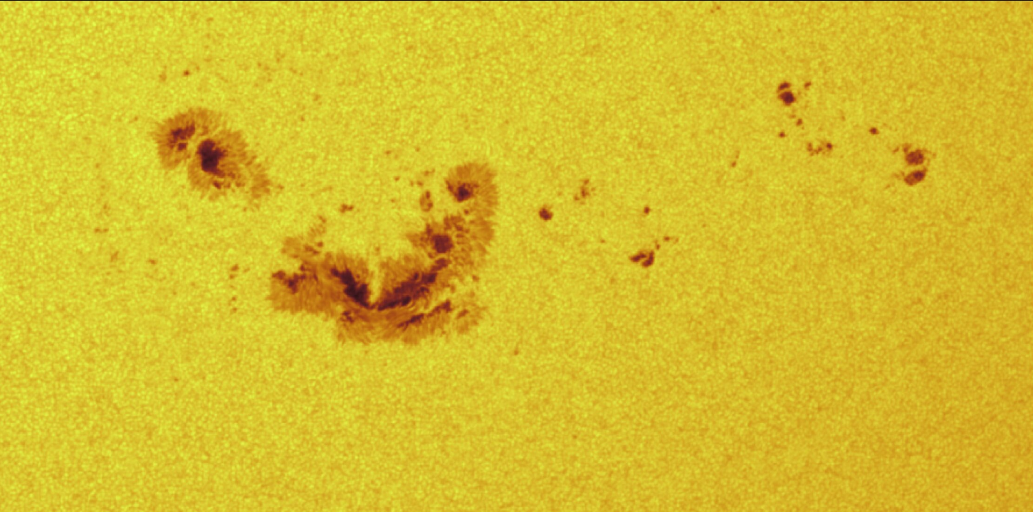 Helioseizmička i magnetska slika (HMI) velike sunčeve pjege koja se pojavila 5. svibnja 2024. u kontinuiranom intenzitetu (bijela svjetlost). Zasluge NASASDO i HMI znanstveni tim.