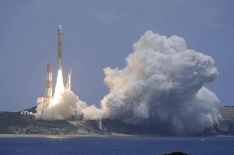 Japanska raketa H3 s satelitom Daichi 4 lansirana je s platforme u Svemirskom centru Tanegashima, prefektura Kagoshima, južni Japan, u ponedjeljak, 1. srpnja 2024. Japanska svemirska agencija JAXA lansirala je novu raketu H3 koja nosi unaprijeđeni satelit za promatranje, namijenjen odgovoru na katastrofe i jačanju sigurnosti. Zasluge: Kyodo News.