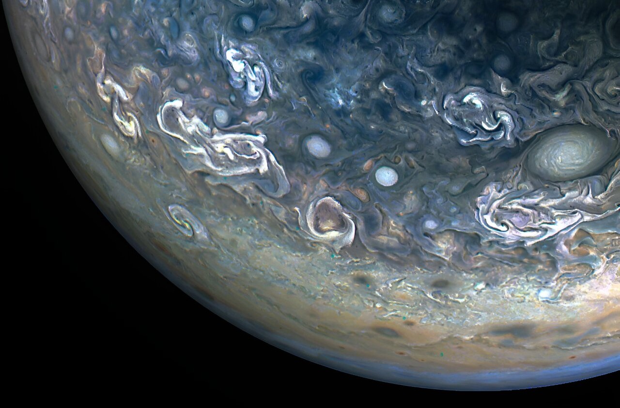 Misija Juno bilježi šarene i kaotične oblake na Jupiteru.