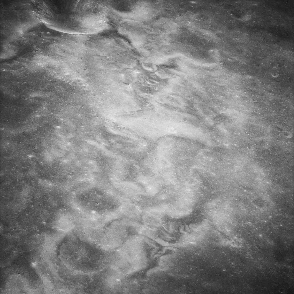 Lunarni vrtlozi u blizini kratera Firsov. (NASA/Javna domena).