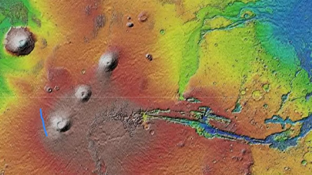 Ova karta Marsa prikazuje lokaciju Aganippe Fossa (plava linija u donjem lijevom kutu) u usporedbi s drugim mjestima na Marsu, uključujući Olympus Mons (gore lijevo), tri Tharsis vulkana i Valles Marineris (dolje desno). (Izvor slike: USGS/CartoCosmos).