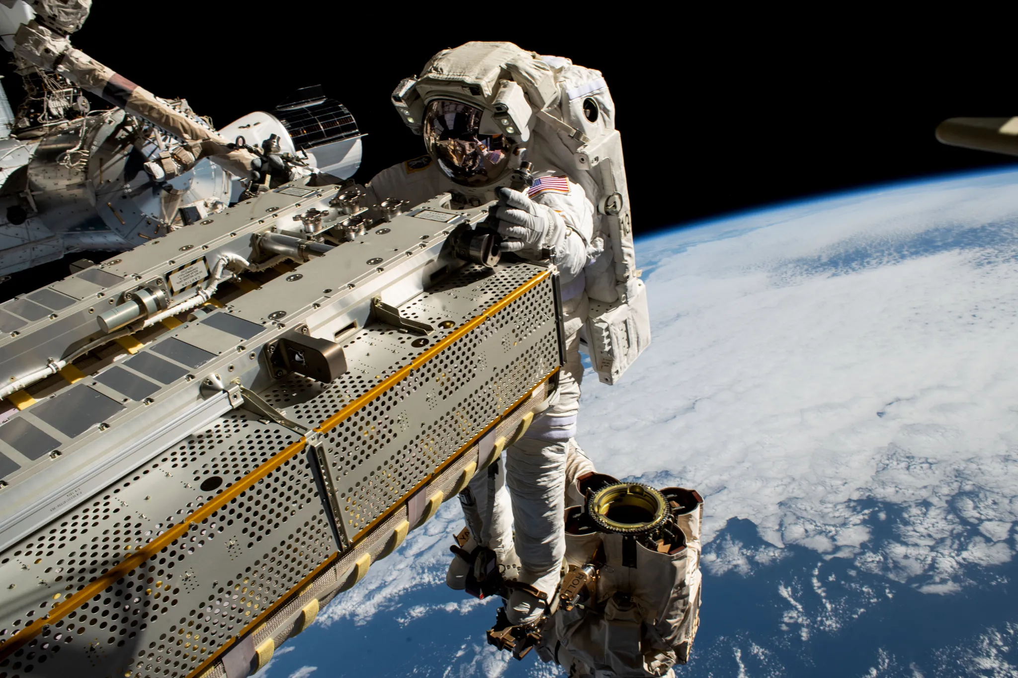 NASA-ina astronautkinja i inženjerka leta Ekspedicije 68, Woody Hoburg, koristi robotsku ruku Canadarm2 kako bi postavila solarni panel na trup Međunarodne svemirske postaje, 257 milja iznad Tihog oceana. U pozadini se vidi SpaceX Dragon letjelica, koja se priključila na prednji port modula Harmony 3. ožujka, noseći četvero članova posade SpaceX Crew-6. Zasluge: NASA.