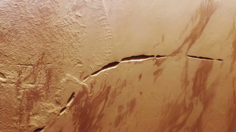 Divovski "ožiljak," poznat kao Aganippe Fossa, dugačak je oko 600 kilometara od kraja do kraja. (Izvor slike: ESA/DLR/FU Berlin).