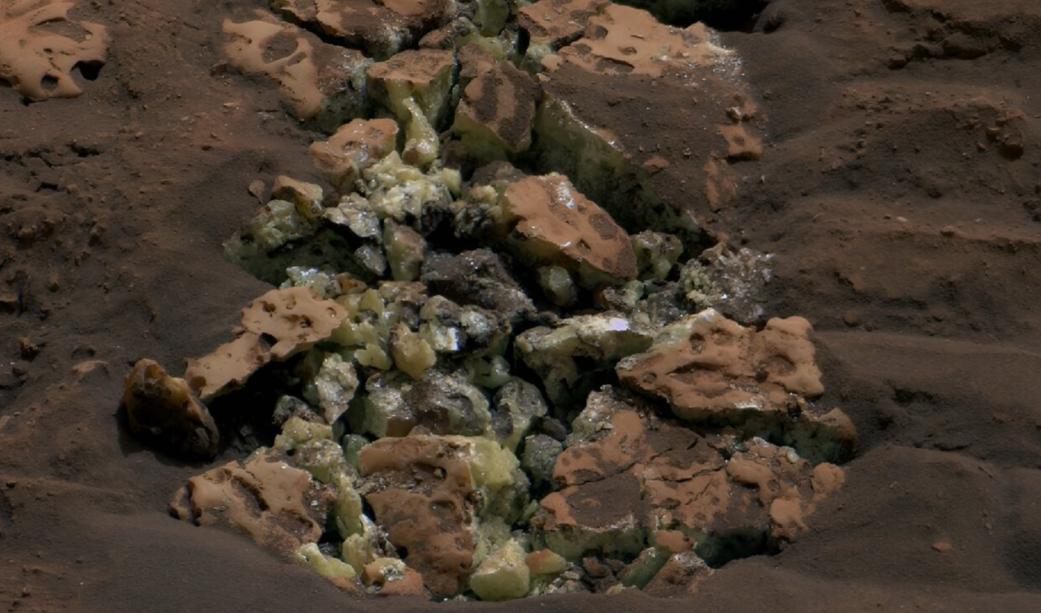 Ovi žuti kristali otkriveni su nakon što je NASA-in rover Curiosity 30. svibnja prešao preko stijene i razbio je. Pomoću instrumenta na roverovoj ruci, znanstvenici su kasnije utvrdili da su ovi kristali elementarni sumpor—prvi put da je ovakva vrsta sumpora pronađena na Crvenom planetu. Zasluge: NASA/JPL-Caltech/MSSS.