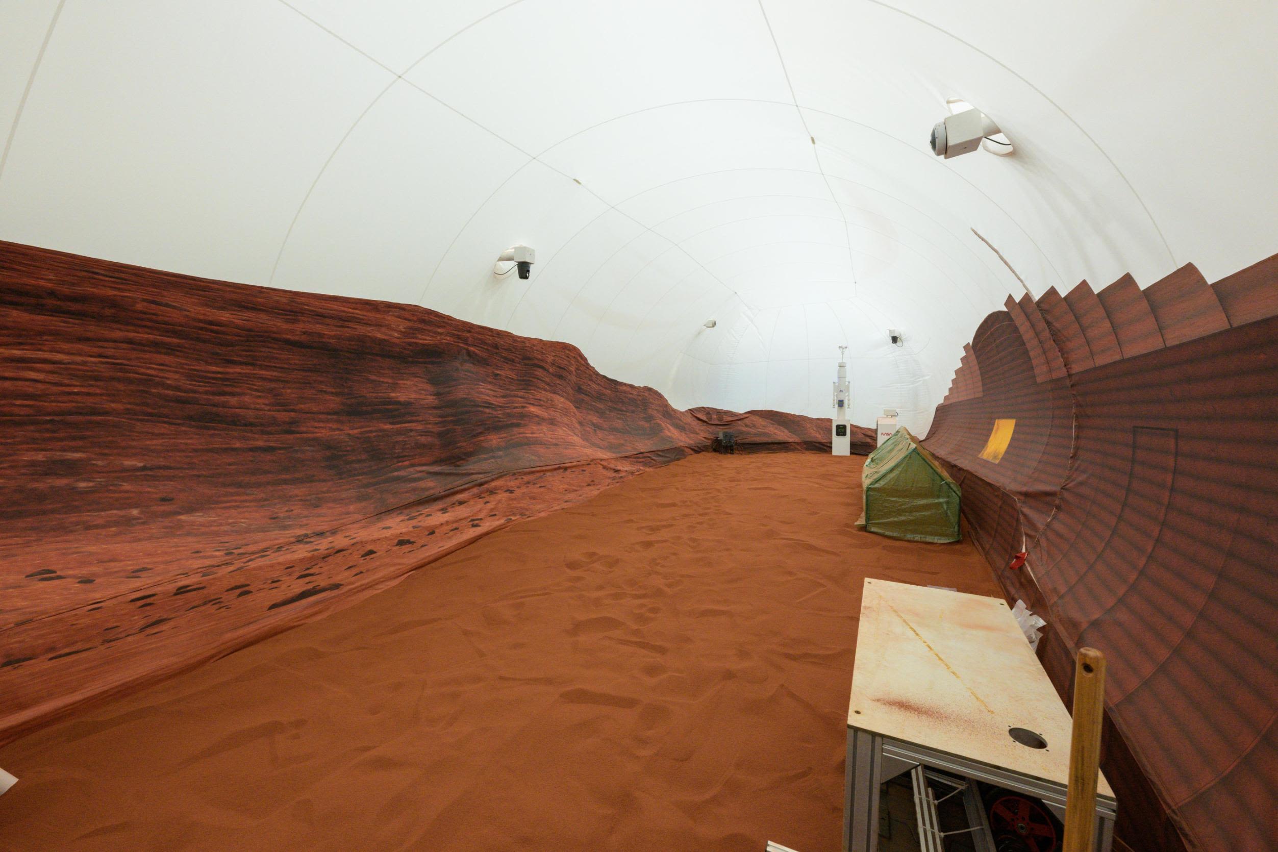 Posada NASA-inog simuliranog Marsovskog habitata izašla nakon godine dana izolacije