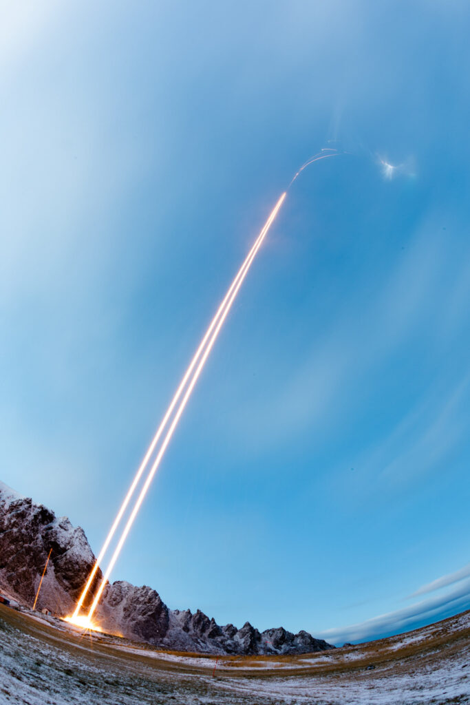 Timelapse snimka misije Twin Rockets to Investigate Cusp Electrodynamics (TRICE-2) prilikom lansiranja iz Andøya Space Center u Andenesu, Norveška, 8. prosinca 2018. godine. Zasluge: NASA/Jamie Adkins.