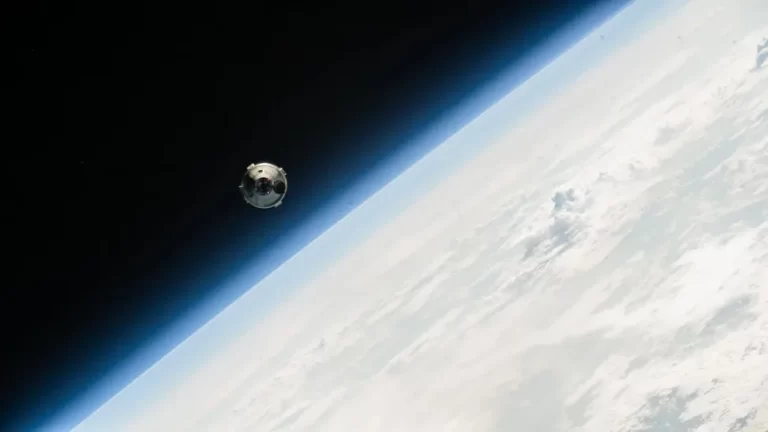 Boeingov svemirski brod Starliner, s NASA-inim astronautima Butchom Wilmoreom i Suni Williams na brodu, približava se Međunarodnoj svemirskoj postaji za autonomno spajanje dok je orbitirao 414 kilometara iznad južnog Tihog oceana. (Izvor: NASA).