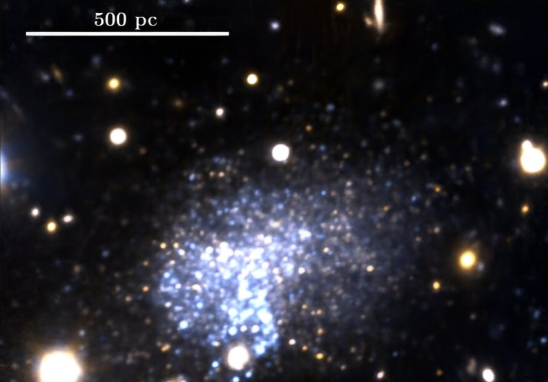 Izrezak u lažnim bojama iz Megacam slike galaksije Corvus A prikazuje detalje nedavne formacije zvijezda. Na istočnoj strani galaksije jasno se vidi plava regija gdje su nedavno nastale zvijezde. Osim toga, prisutna je i osnovna populacija starijih, crvenijih zvijezda. Izvor Jones et al., 2024.