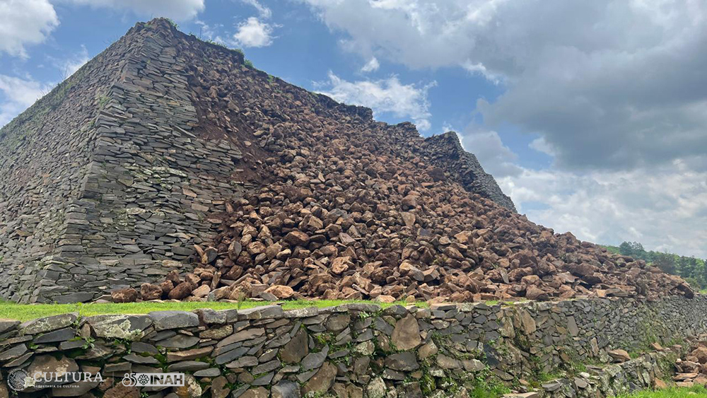 Urušavanje južnog zida piramide u Ihuatziju. (Ramiro Aguayo/INAH).