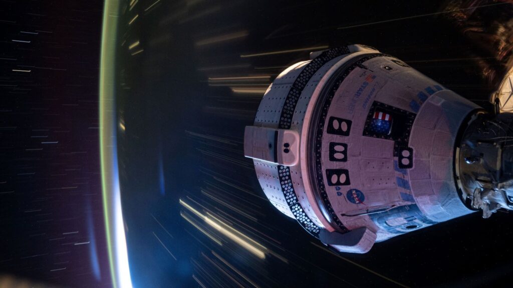Dugotrajna ekspozicija prikazuje svemirsku letjelicu Boeing Starliner spojenu s Međunarodnom svemirskom stanicom 3. srpnja, dok je letjela iznad zapadne Kine. Zasluge: NASA.