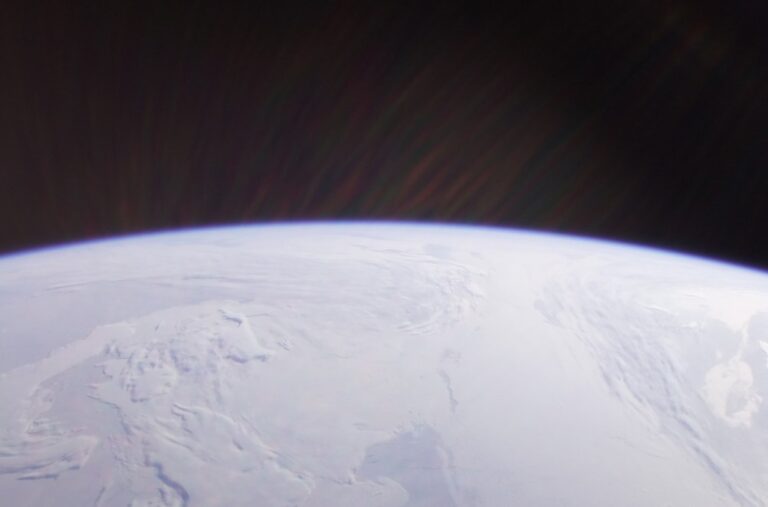 Geografski sjeverni pol viđen s rakete Endurance s visine od 768 kilometara (477 milja) iznad Arktika. Slabi crveni i zeleni tragovi na vrhu slike su artefakti od refleksije objektiva. Izvor: NASA.Geografski sjeverni pol viđen s rakete Endurance s visine od 768 kilometara (477 milja) iznad Arktika. Slabi crveni i zeleni tragovi na vrhu slike su artefakti od refleksije objektiva. Izvor: NASA.