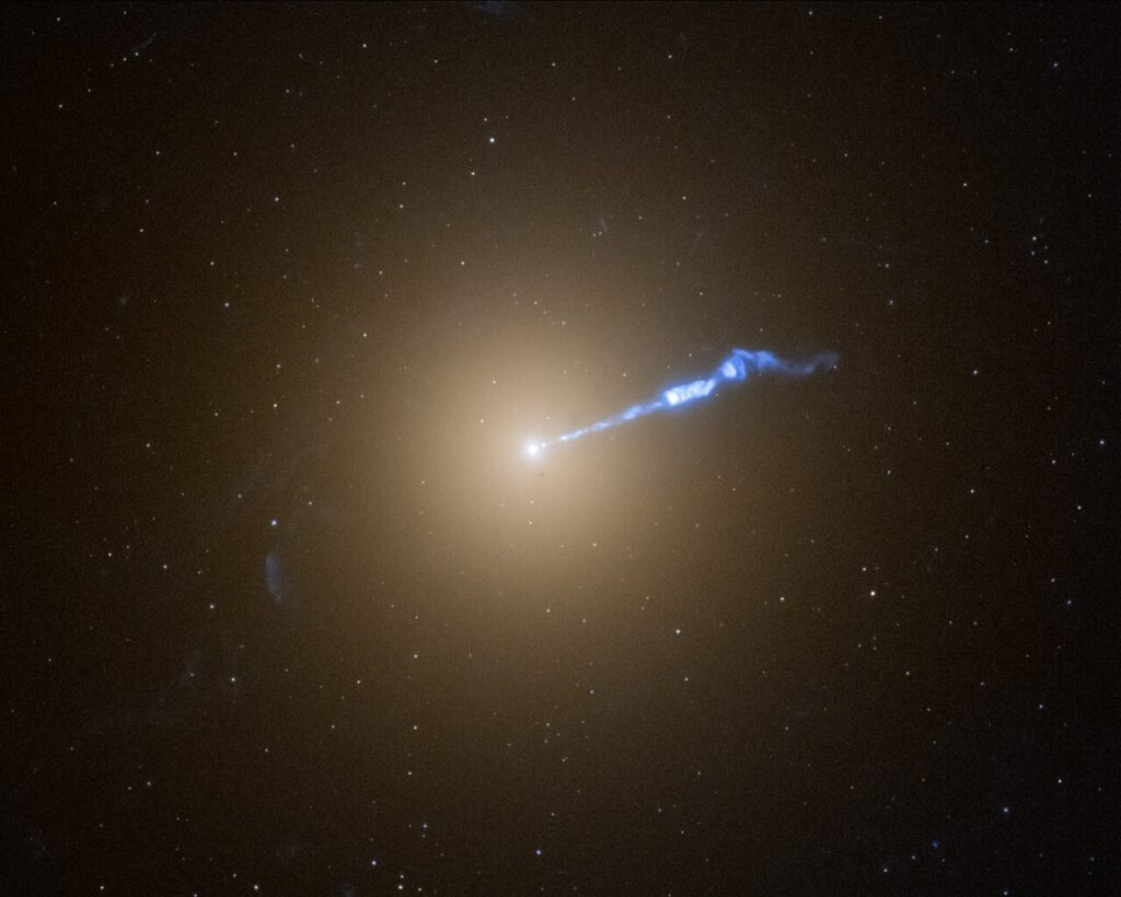 Fotografija galaksije M87 snimljena Hubbleovim teleskopom. Autorstvo: NASA, ESA, A. Lessing (Sveučilište Stanford), E. Baltz (Sveučilište Stanford), M. Shara (Američki prirodoslovni muzej), J. DePasquale (Institut za svemirske teleskope).