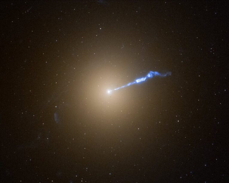 Fotografija galaksije M87 snimljena Hubbleovim teleskopom. Autorstvo: NASA, ESA, A. Lessing (Sveučilište Stanford), E. Baltz (Sveučilište Stanford), M. Shara (Američki prirodoslovni muzej), J. DePasquale (Institut za svemirske teleskope).