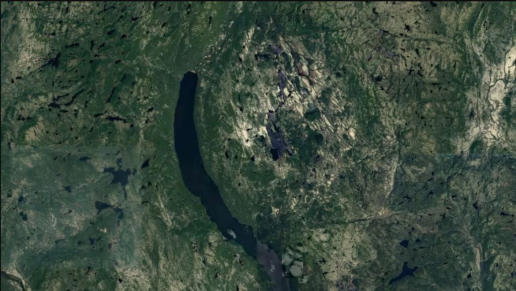 Potencijalni krater nastao udarom meteorita nalazi se otprilike 100 kilometara sjeverno od Magpiea u Quebecu, a promjera je oko 15 kilometara, što se može vidjeti na ovoj slici iz Google Eartha. (Fotografiju dostavio Gordon Osinski).
