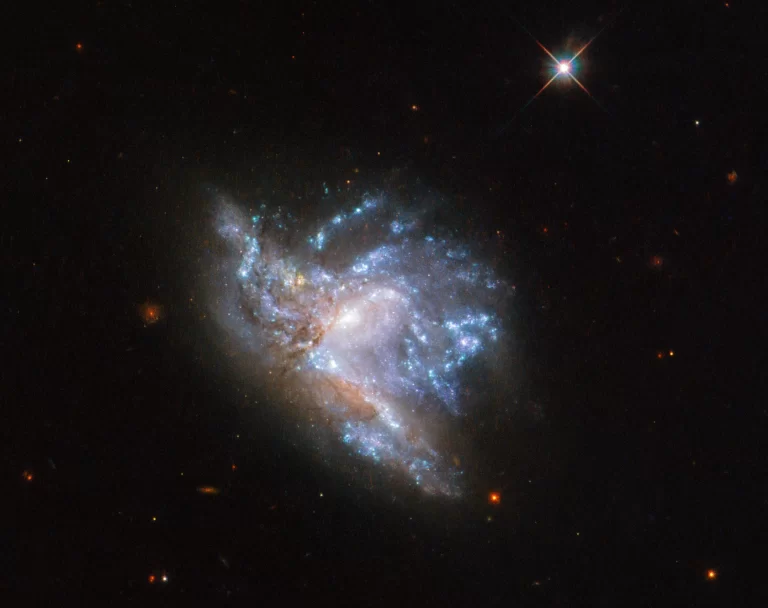Smješten u zviježđu Herkula, otprilike 230 milijuna svjetlosnih godina udaljena, NGC 6052 predstavlja par galaksija u sudaru. Izvor: ESA (Europska svemirska agencija)