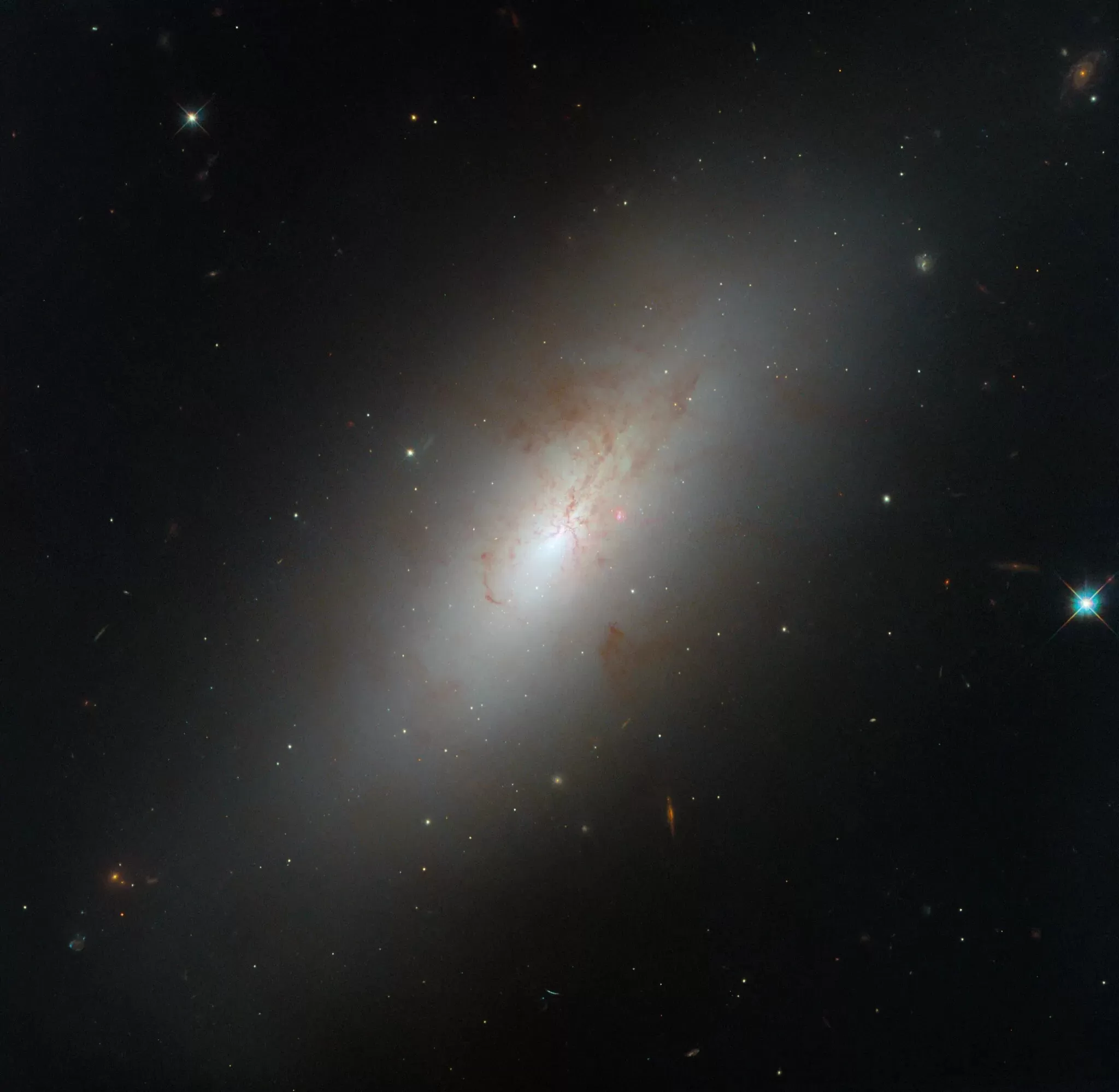 Ova zadivljujuća fotografija snimljena svemirskim teleskopom Hubble (NASA/ESA) prikazuje galaksiju NGC 4694. Izvor slike: ESA/Hubble & NASA, D. Thilker.