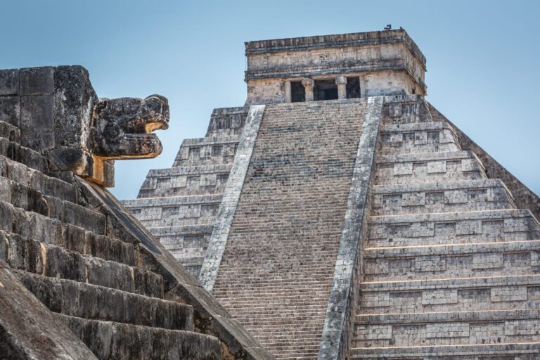 Drevna piramida "El Castillo" u gradu Chichen Itza.