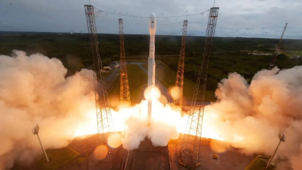 Raketa Vega-C tijekom lansiranja.