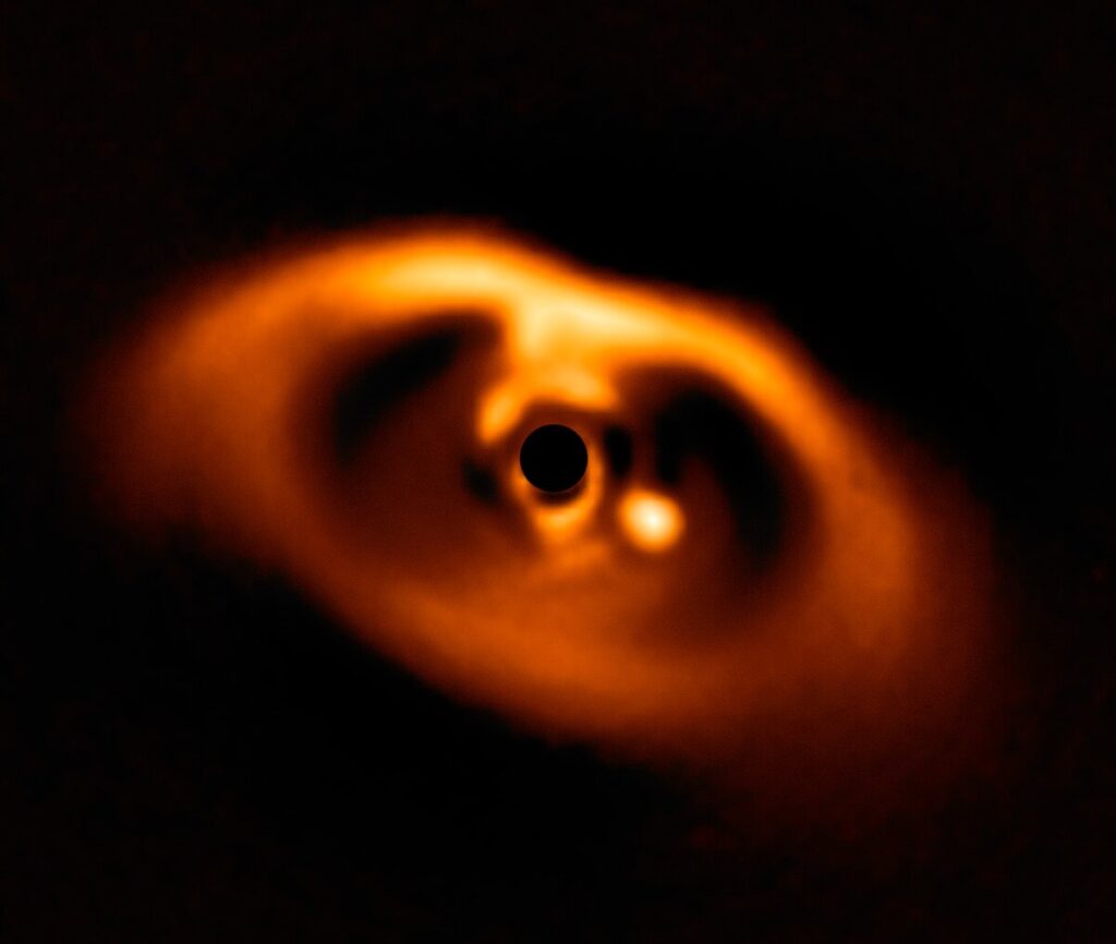 PDS 70. Zasluge: ESO/A. Müller et al.