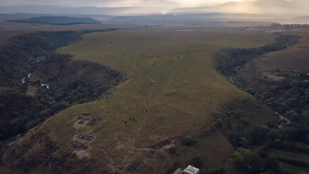 Pogled iz zraka na prostrano arheološko nalazište na visoravni.
