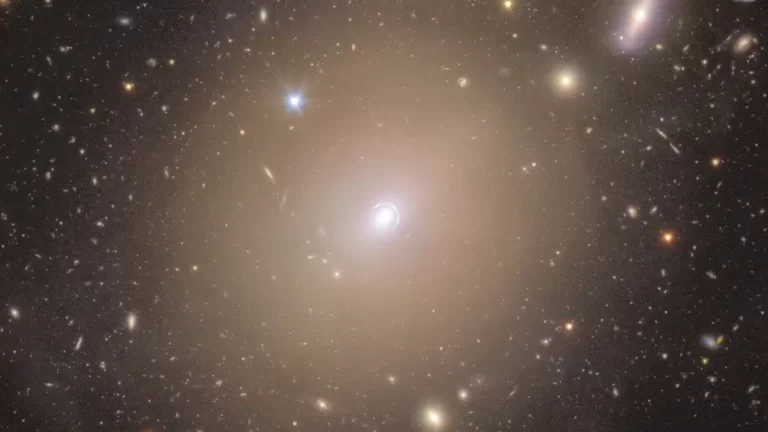 Einsteinov prsten savršeno uokviruje središte galaksije NGC 6505. Izvor slike: ESA/Euclid/Euclid Consortium/NASA, obrada slike: J.-C. Cuillandre, G. Anselmi, T. Li.
