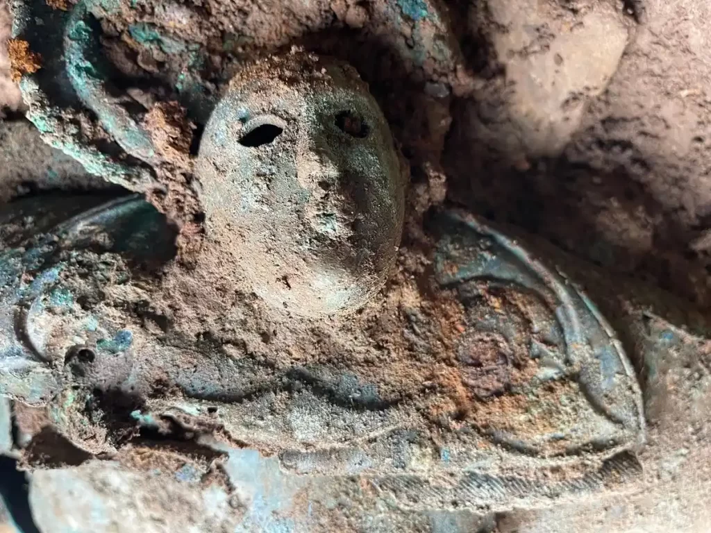 Drevna maska koja ukrašava rameni dio posude s poklopcem ili kotla iz blaga otkrivenog kod Melsonbyja. Zasluge: Odjel za arheologiju, Sveučilište u Durhamu.