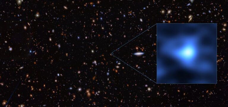Dva neovisna tima astronoma otkrila su prisutnost kisika u najudaljenijoj dosad poznatoj galaksiji, nazvanoj JADES-GS-z14-0. Ovo iznimno otkriće, objavljeno u dva zasebna znanstvena rada, omogućeno je zahvaljujući iznimnoj osjetljivosti opservatorija ALMA (Atacama Large Millimeter/submillimeter Array), u kojem sudjeluje i Europski južni opservatorij (ESO). Rekordna detekcija prisutnosti kisika u tako ranoj galaksiji natjerala je astronome da preispitaju dosadašnja uvjerenja o brzini nastanka i razvoja galaksija u prvim trenucima svemira.