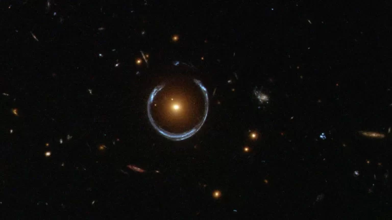 Fotografija snimljena Svemirskim teleskopom Hubble prikazuje LRG 3-757, galaksiju poznatu kao "Cosmic Horseshoe". (Izvor fotografije: NASA, ESA).
