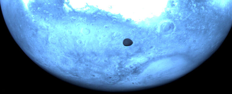 ESA-ina letjelica HERA snimila je prikaze Marsa u bliskom infracrvenom spektru, gdje planet poprima neočekivano svijetloplavu nijansu. (ESA).