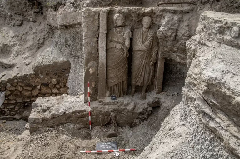 Kipovi iz Pompeja prikazuju par s tragovima moći i svećeničke uloge. Zasluga: https://pompeiisites.org.