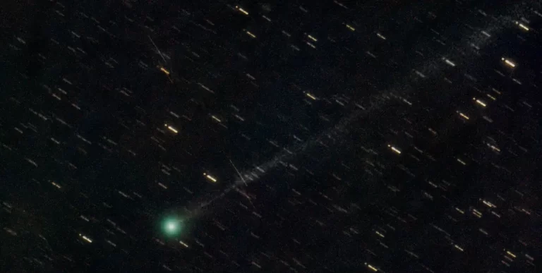 Komet 2025 F2 (SWAN) snimljen je 7. travnja teleskopom promjera 20 cm, a na fotografiji se jasno vidi njegov dugi rep i izražena zelena boja. Od tada je značajno pojačao svoj sjaj. Fotografija: C. Messier, CC BY-SA 4.0, Wikimedia Commons.