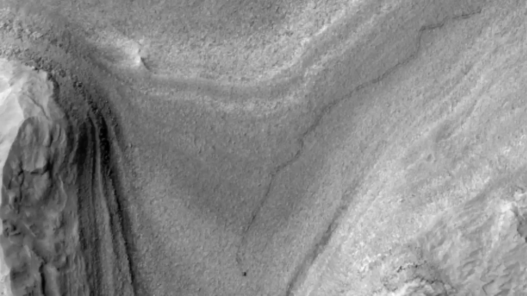 Snimka rovera Curiosity iz orbite pokazuje kako se vozi površinom Marsa