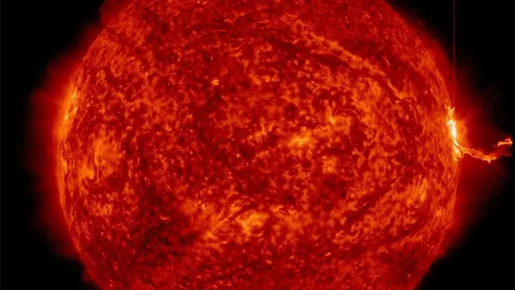 Desno je prikazana snažna sunčeva erupcija zabilježena 13. svibnja. Izvor: NASA/SDO