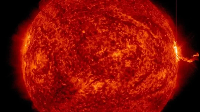 Desno je prikazana snažna sunčeva erupcija zabilježena 13. svibnja. Izvor: NASA/SDO