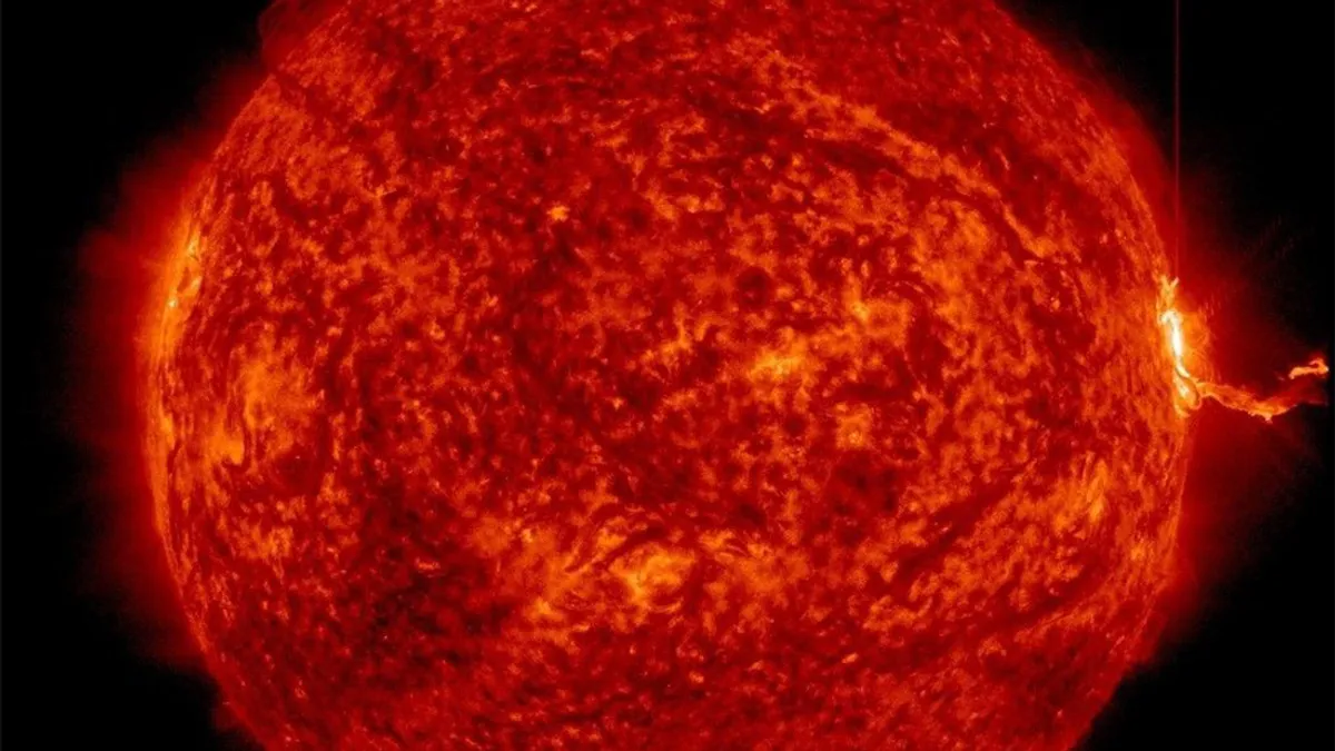 Desno je prikazana snažna sunčeva erupcija zabilježena 13. svibnja. Izvor: NASA/SDO