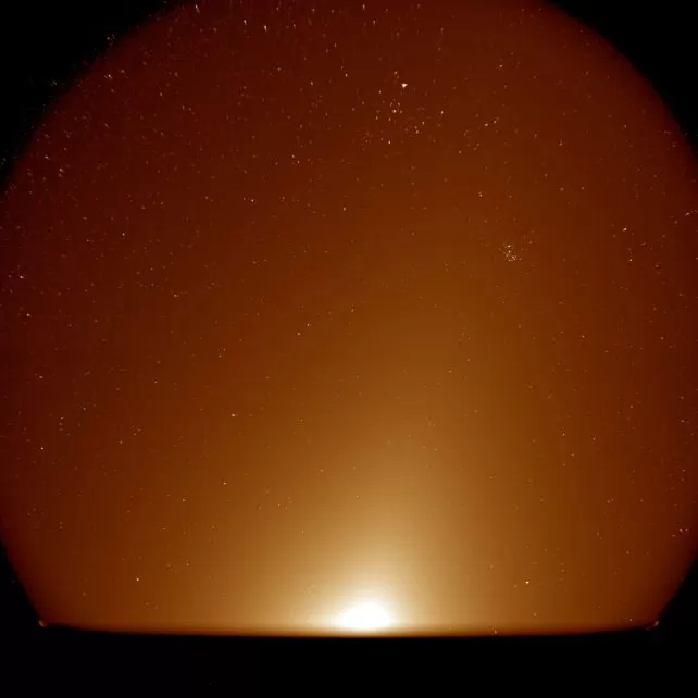 Ova prva snimka instrumenta WF-1 prikazuje zodijačko svjetlo koje se dijagonalno uzdiže prema gornjoj desnoj strani. (NASA/SwRI)