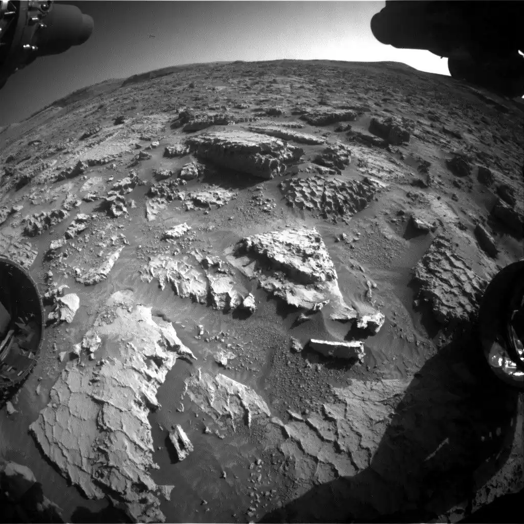 NASA-in rover Curiosity snimio je ovu fotografiju svog trenutnog radnog područja, na kojem se vide iznimno očuvane poligonalne pukotine koje oblikom podsjećaju na vafle ili saće. Slika je zabilježena 1. svibnja 2025. u 16:41:35 UTC, pomoću prednje kamere za izbjegavanje prepreka (Front Hazcam), tijekom 4527. sol-a, odnosno 4527. marsovskog dana misije Mars Science Laboratory.Izvor: NASA/JPL-Caltech