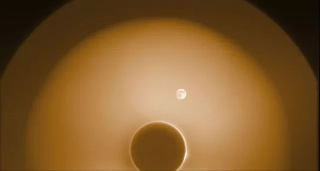 Ova neobična snimka nastala je zbog laganog pomaka instrumenta izvan idealnog položaja. (NASASwRI)
