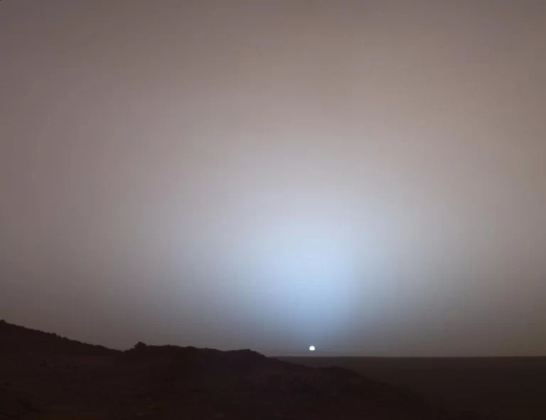 Zalazak Sunca u krateru Gusev na Marsu snimio je rover Spirit. Izvor: NASA.