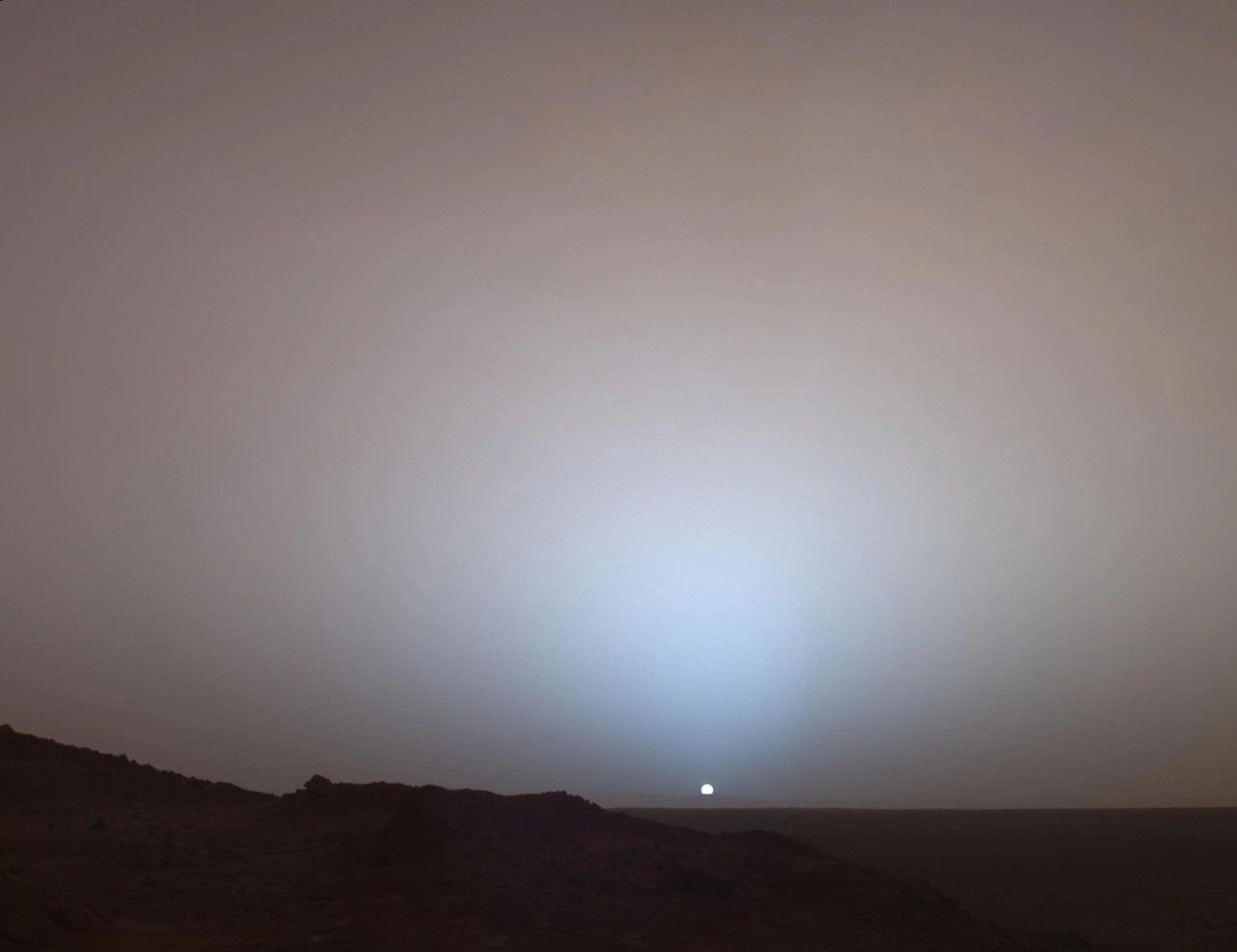 Zalazak Sunca u krateru Gusev na Marsu snimio je rover Spirit. Izvor: NASA.